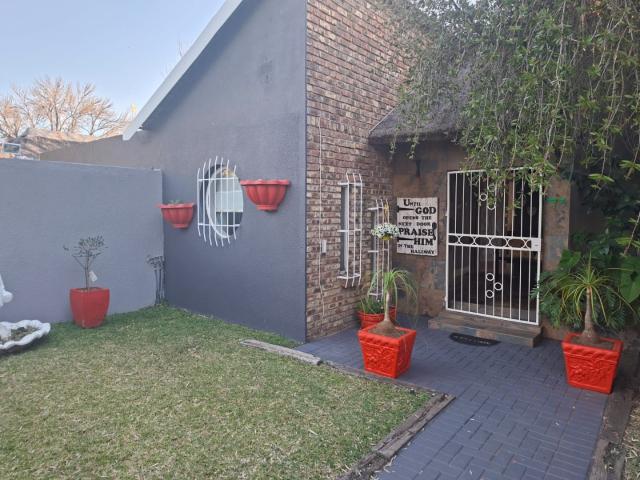 3 Bedroom House For Sale in Riebeeckstad
