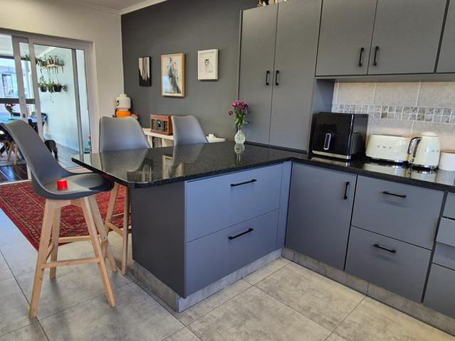 3 Bedroom House For Sale in Waves Edge