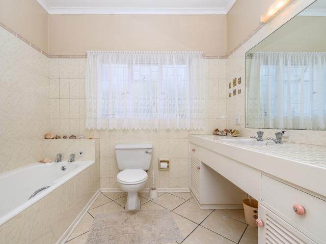 3 Bedroom House For Sale in Weybridge Park
