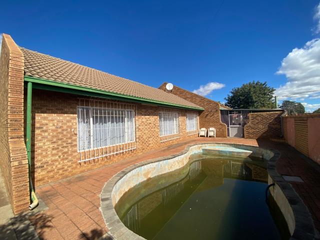 3 Bedroom House For Sale in Westonaria