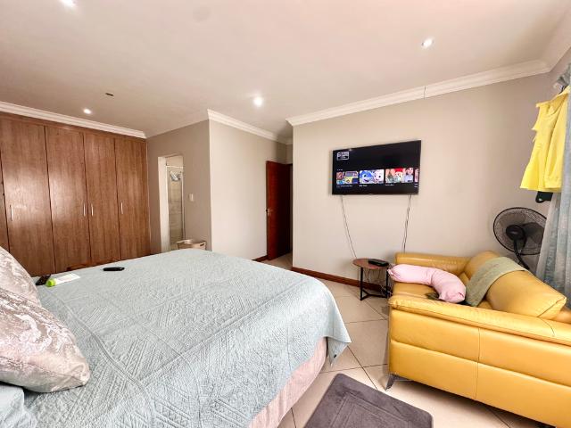 3 Bedroom House For Sale in Thatchfield Estate