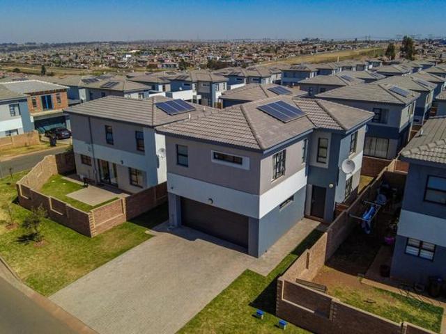 3 Bedroom House For Sale in Thatchfield Ridge
