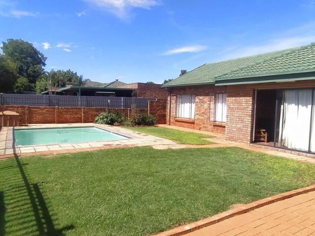 3 Bedroom house for sale in Theresapark, Akasia
