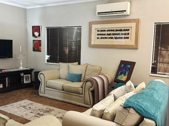 3 Bedroom House For Sale in Van Riebeeck Hoogte