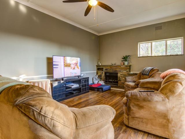 3 Bedroom House For Sale in Van Riebeeck Park