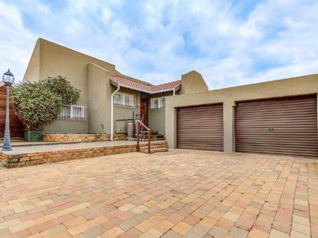 3 Bedroom House For Sale in Van Riebeeck Park