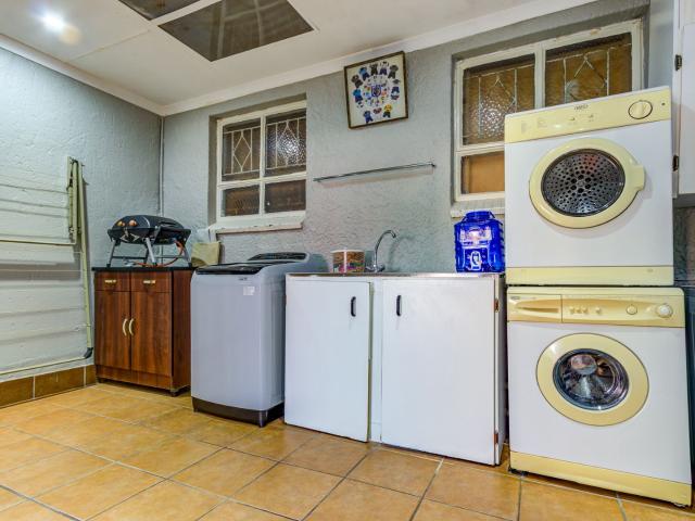 3 Bedroom House For Sale in Van Riebeeck Park