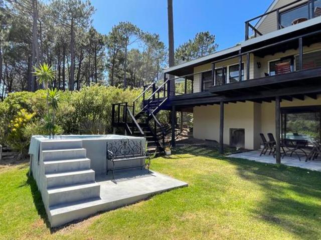 3 Bedroom House in Constantia Nek Estate