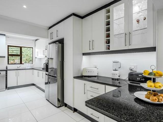 3 Bedroom House in Camps Bay
