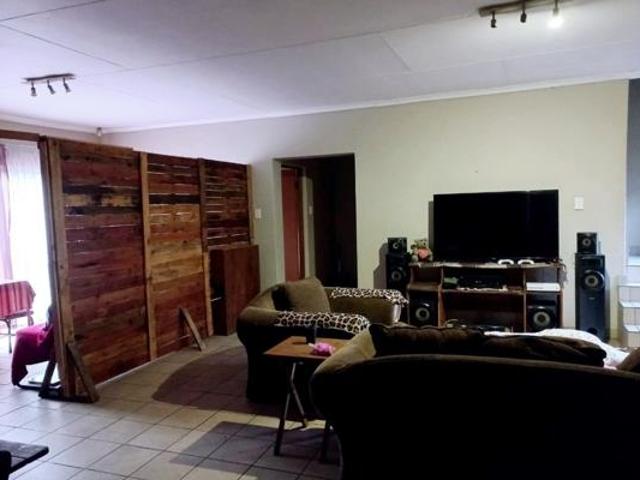 3 Bedroom House in Aerorand