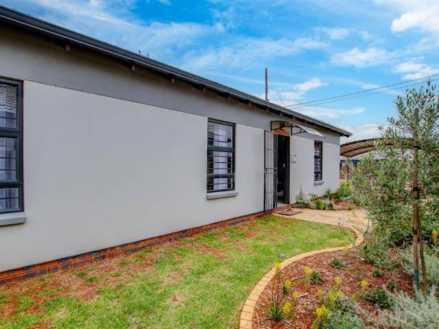 3 Bedroom House in Azaadville