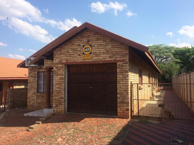 3 Bedroom House in Azaleapark