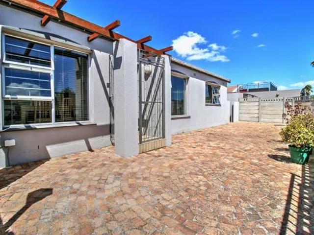 3 Bedroom House in Bothasig