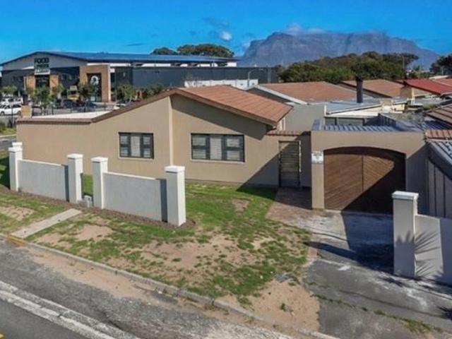 3 Bedroom House in Bothasig