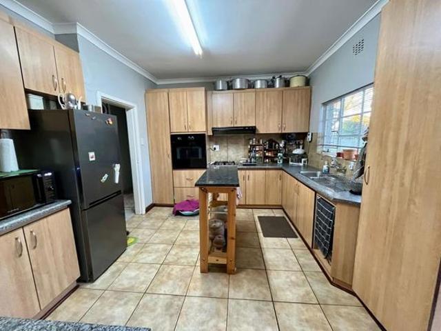 3 Bedroom House in Bayswater