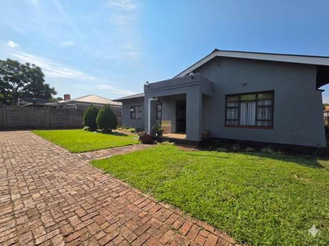 3 Bedroom House in Beaconsfield