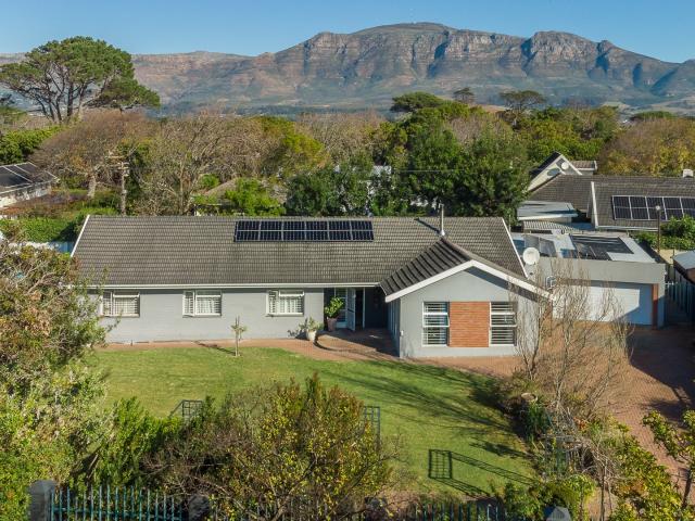 3 Bedroom House in Bergvliet