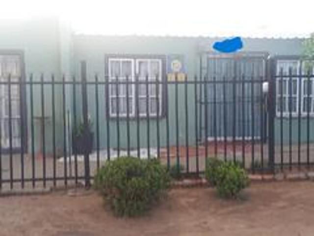 3 bedroom house in bloemside 2