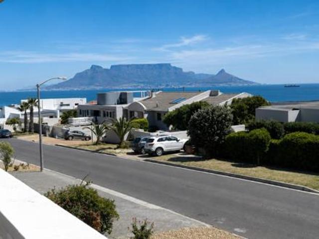 3 Bedroom House in Bloubergstrand