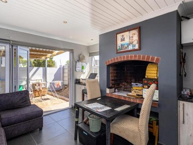 3 Bedroom House in Burgundy Estate