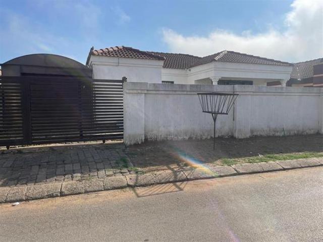 3 Bedroom House in Golden Gardens