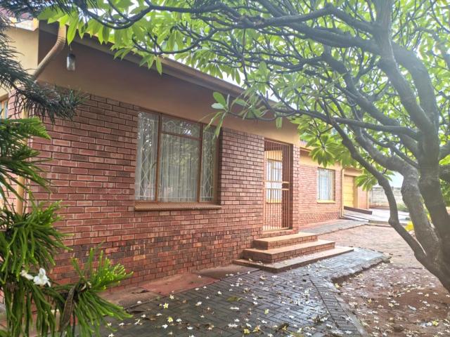 3 Bedroom House in Geelhoutpark