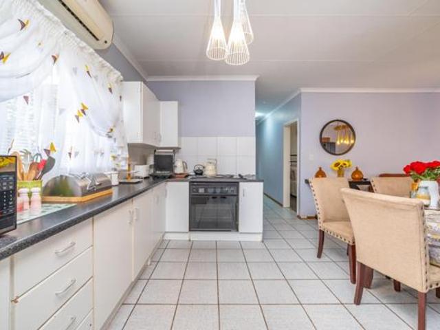 3 Bedroom House in Geelhoutpark