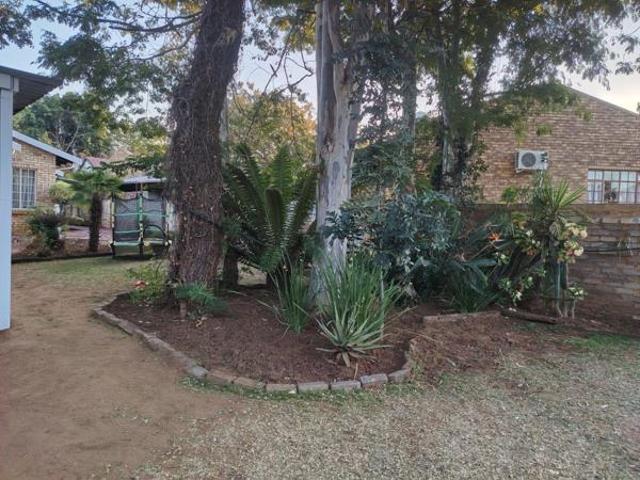 3 Bedroom House in Geelhoutpark