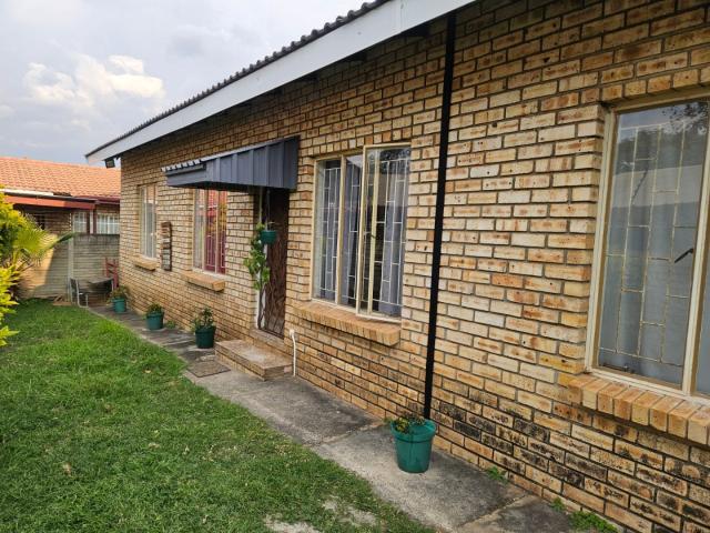 3 Bedroom House in Geelhoutpark