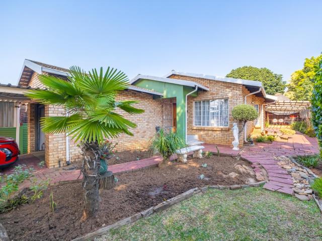 3 Bedroom House in Geelhoutpark