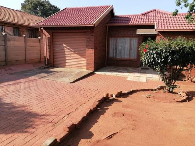 3 Bedroom House in Geelhoutpark