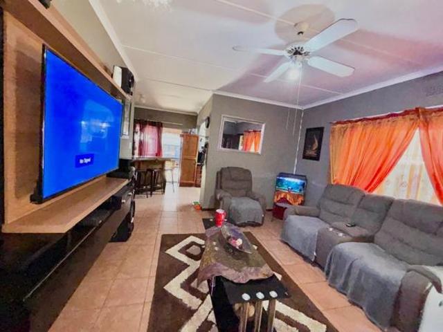 3 Bedroom House in Geelhoutpark