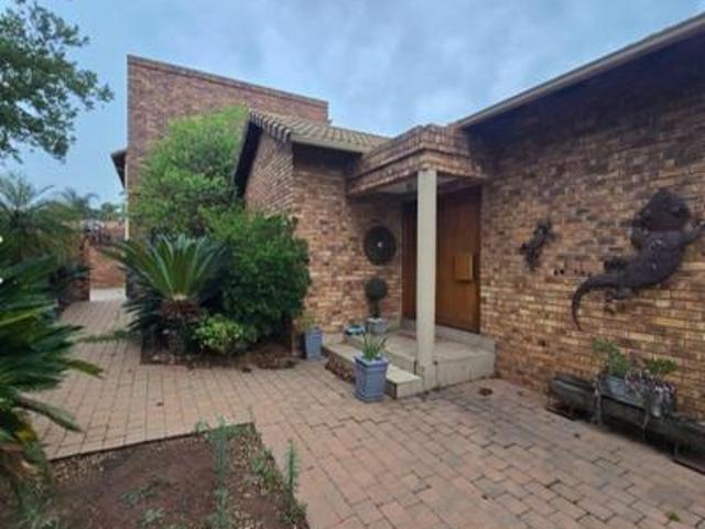3 bedroom house in glen marais