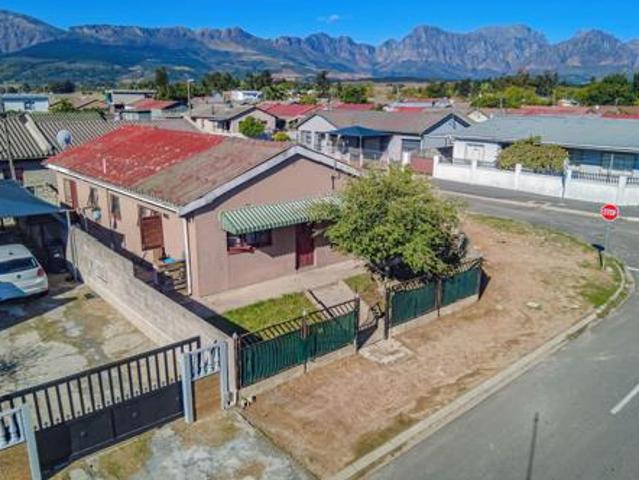 3 Bedroom House in Groenheuwel