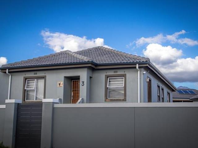 3 Bedroom House in Groenheuwel