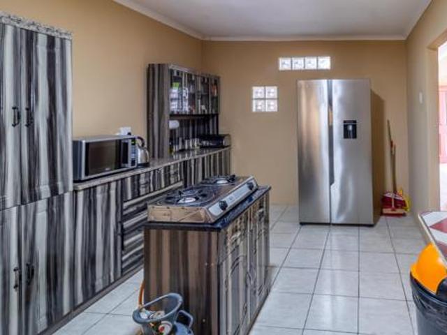 3 Bedroom House in Groenheuwel