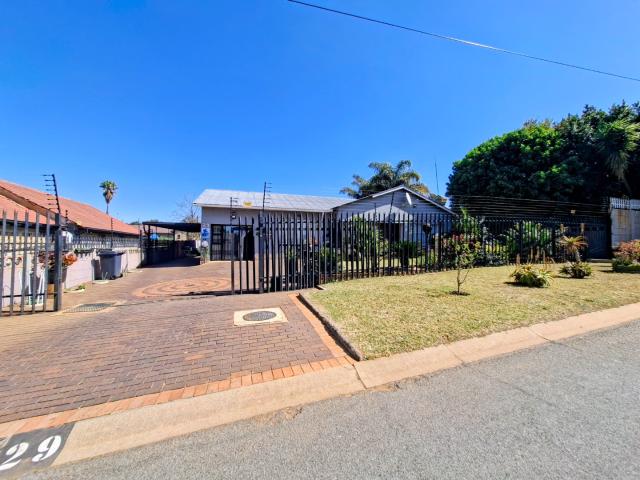 3 Bedroom House in Dan Pienaarville