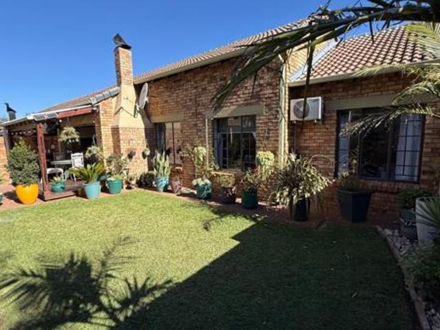 3 Bedroom House in Die Hoewes