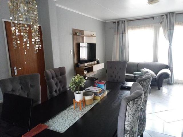 3 Bedroom House in Die Hoewes