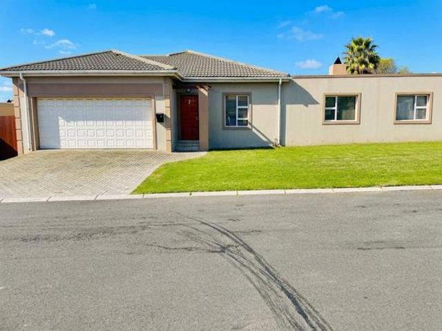 3 Bedroom House in Eikenbosch