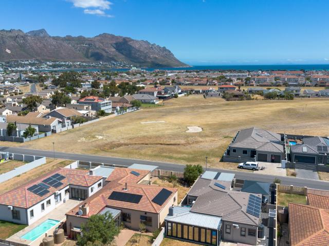3 Bedroom House in Fairview Golf Estate
