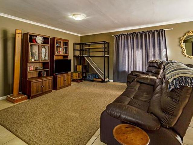 3 Bedroom House in Fairview Golf Estate