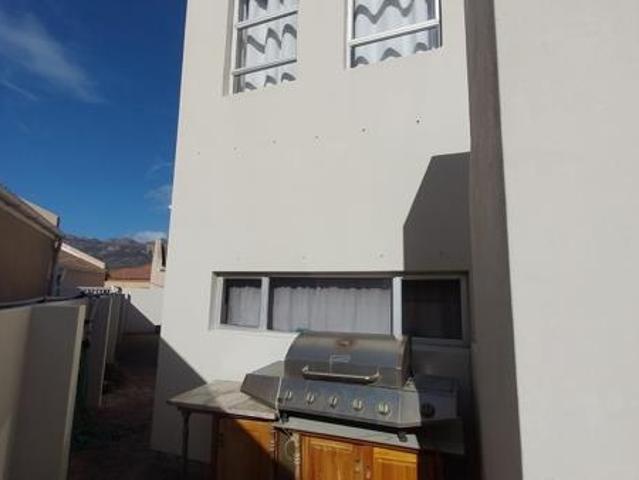 3 Bedroom House in Fairview Golf Estate