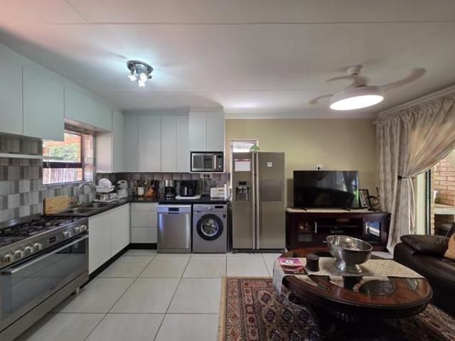 3 Bedroom House in Ferreira Town
