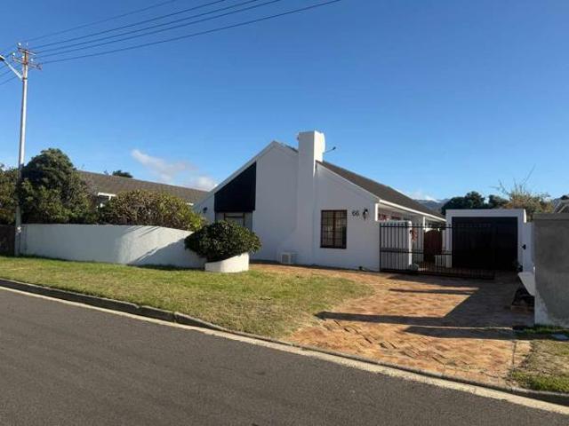 3 Bedroom House in Fish Hoek
