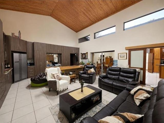 3 Bedroom House in Flamwood