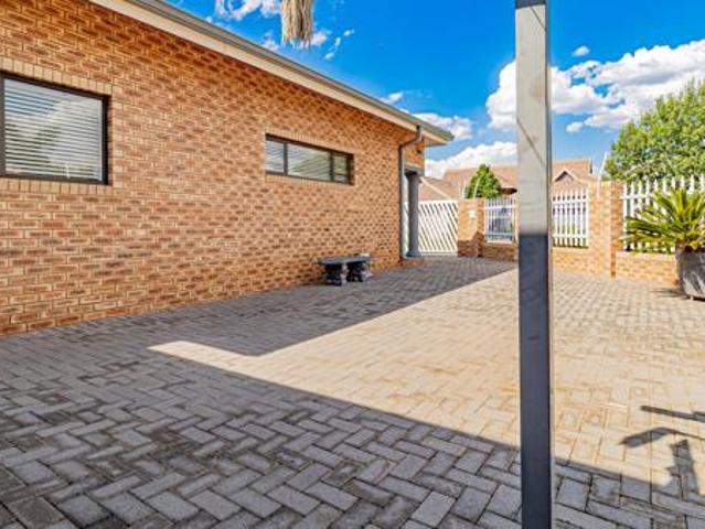 3 Bedroom House in Flamwood