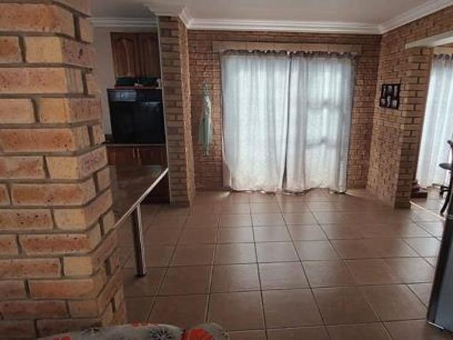 3 Bedroom House in Flamwood