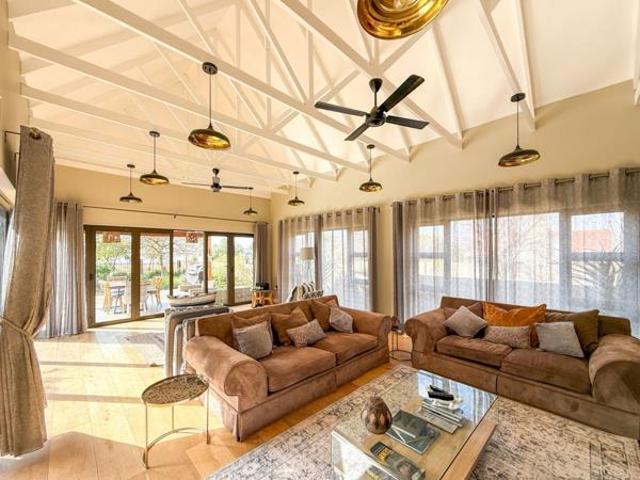 3 Bedroom House in Kosmos