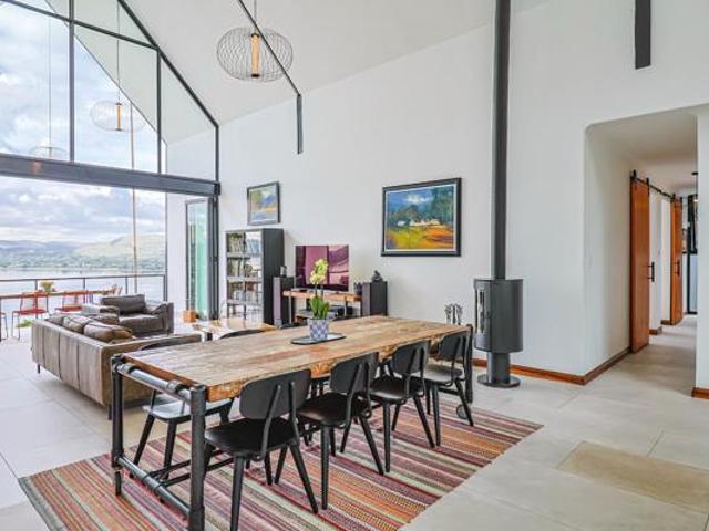 3 Bedroom House in Kosmos